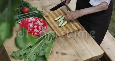 老奶奶`手做一份新鲜的蔬菜沙拉。